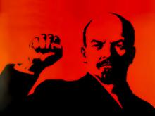 Lenin en  fondo rojo